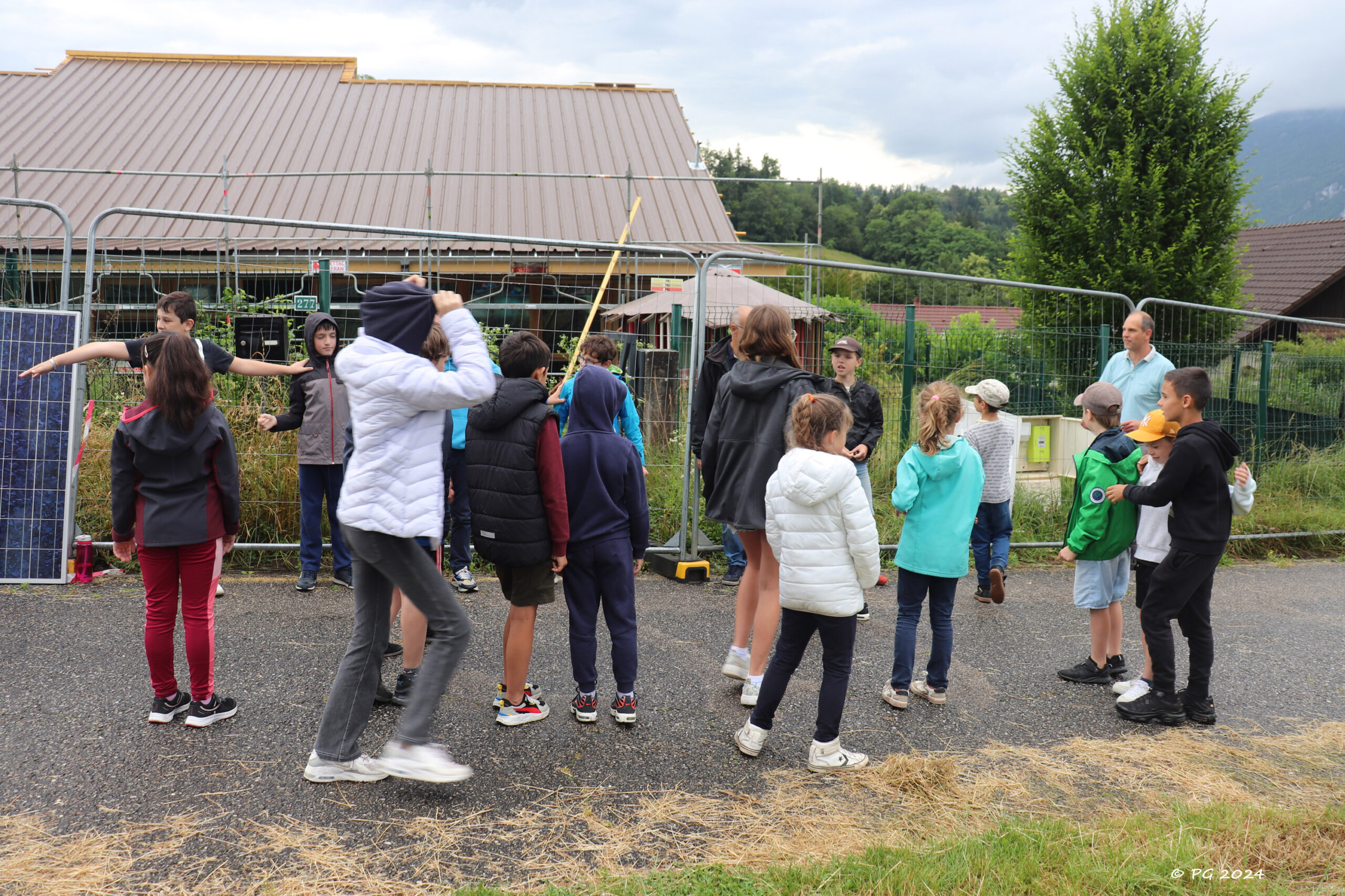 enfants devant leur ecole